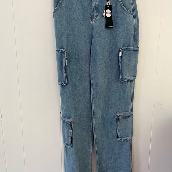New Boohoo Jeans Light Wash Multi Zip Pocket Cargo Jeans size 4 - Picture 3 of 16